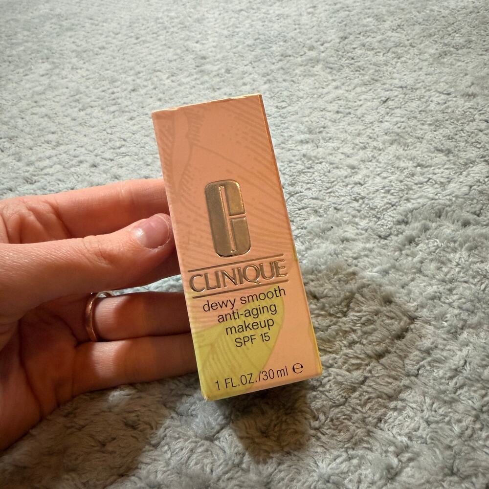 CLINIQUE Dewy Smooth Anti-Aging Makeup SPF15 05 Beige Petal 1FLoz